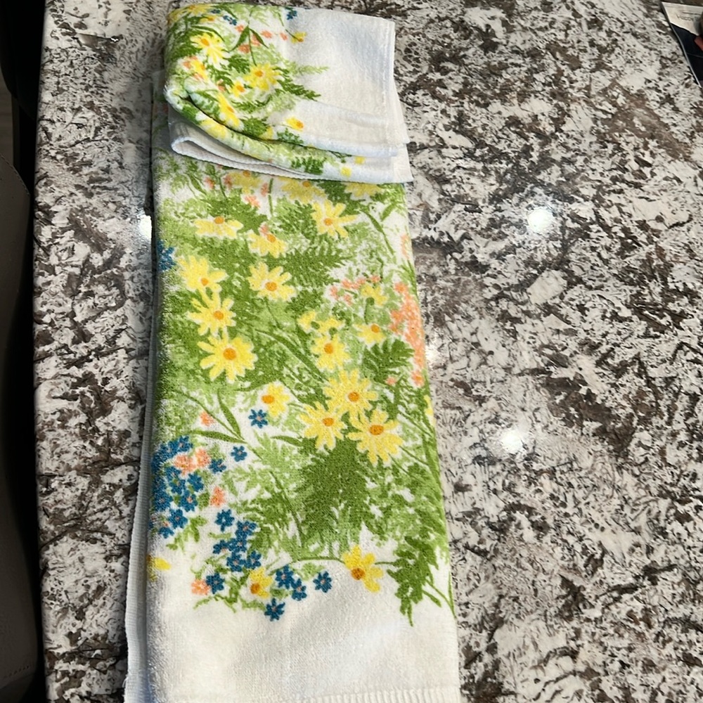 Matching hand towel and bath towel new very nice old school vintage retro style